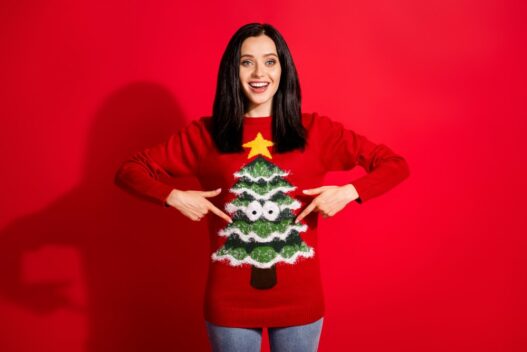 Kvinde i flot julesweater